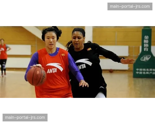 “特写：玛雅·摩尔现身明尼苏达高中联赛，担任客座教练指导年轻球员”